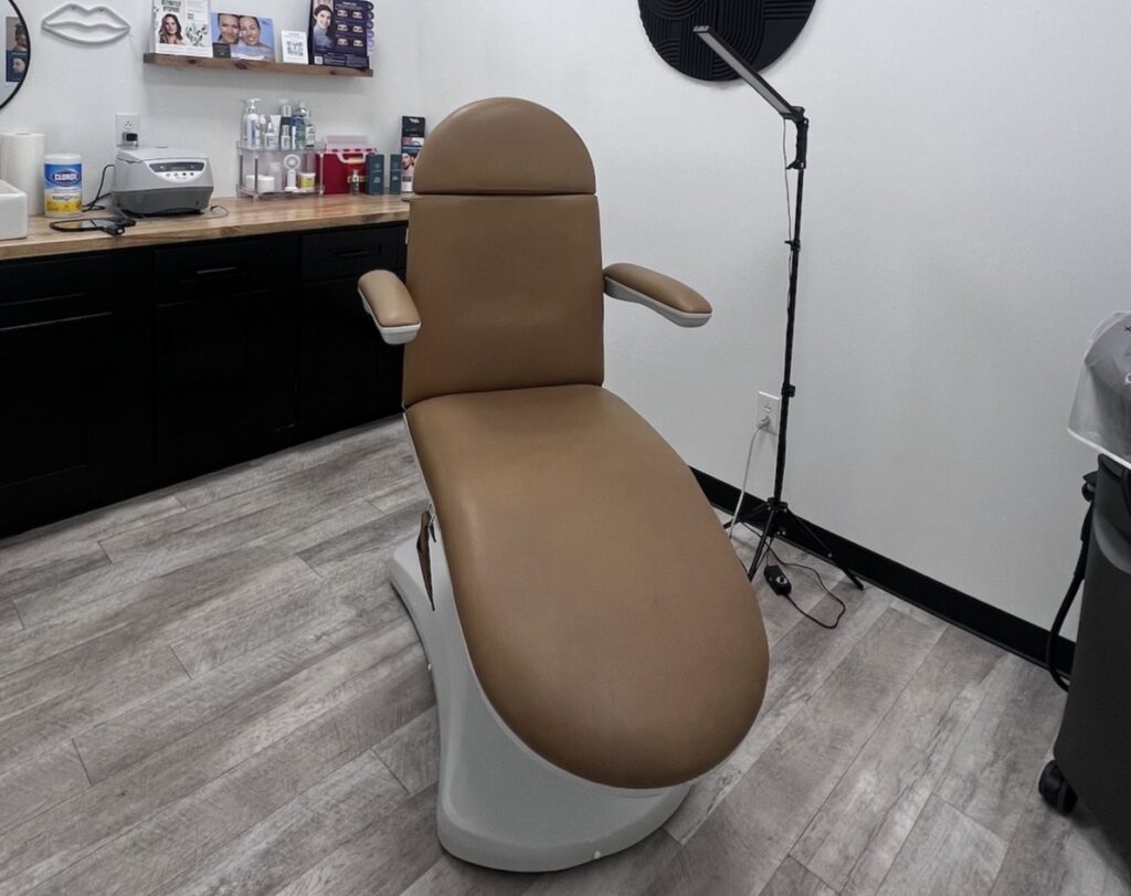 A comfortable Lolia Aesthetics treatment chair sits in a sleek, and clean room at our med spa. This is the kind of space where clients receive Skin Classic to eliminate skin tags in Georgetown.